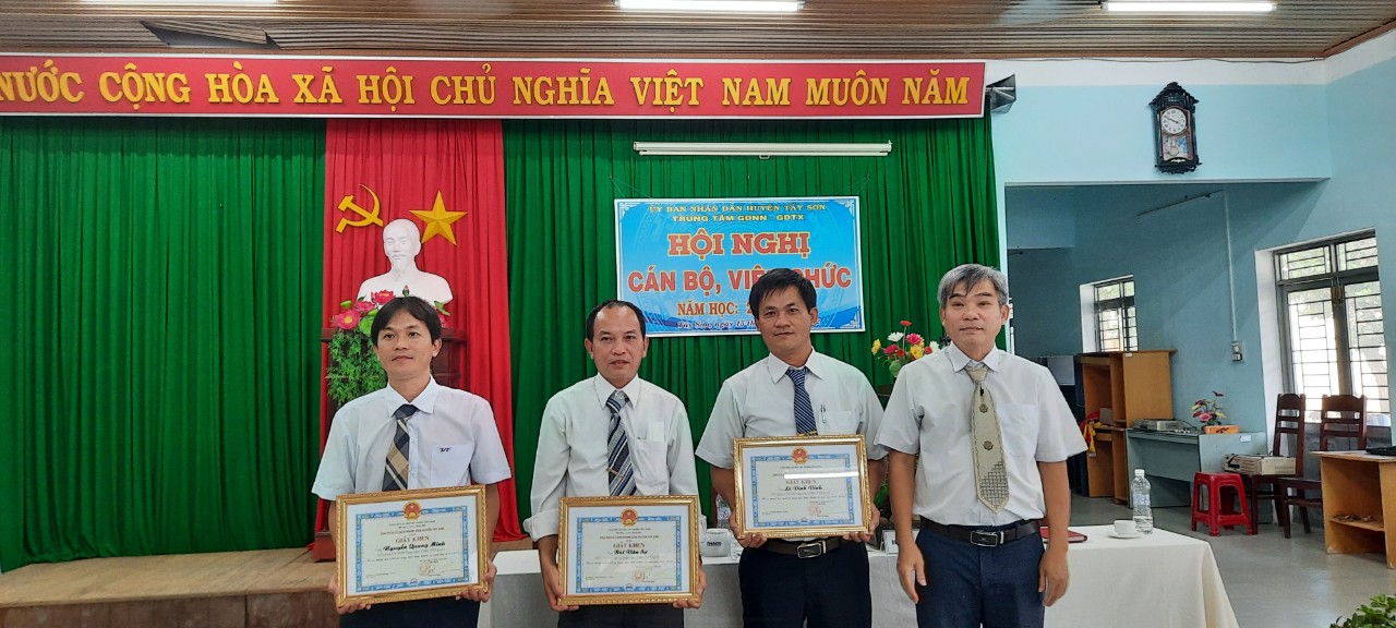 Giám đốc Trung tâm đại diện trao bằng khen của CT UBND Huyện Tây Sơn