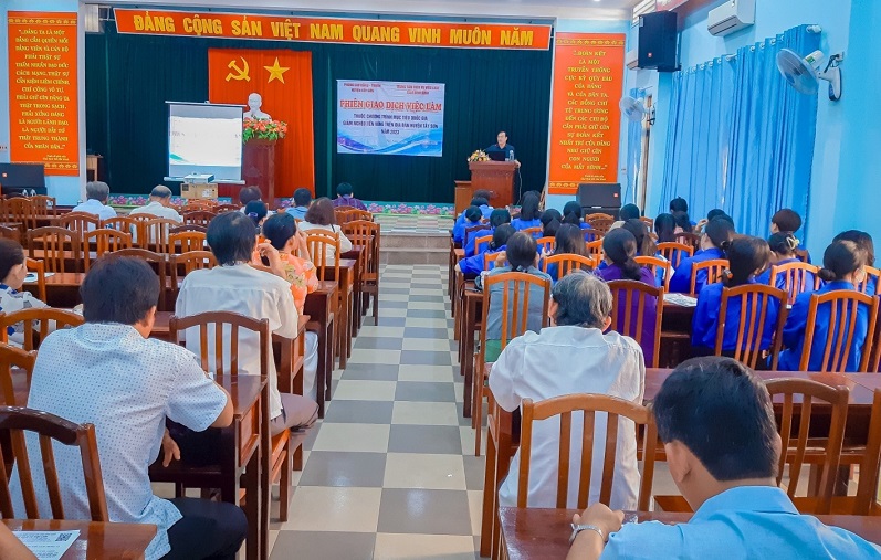 Quang cảnh Phiên giao dịch việc làm tại thị trấn Phú Phong