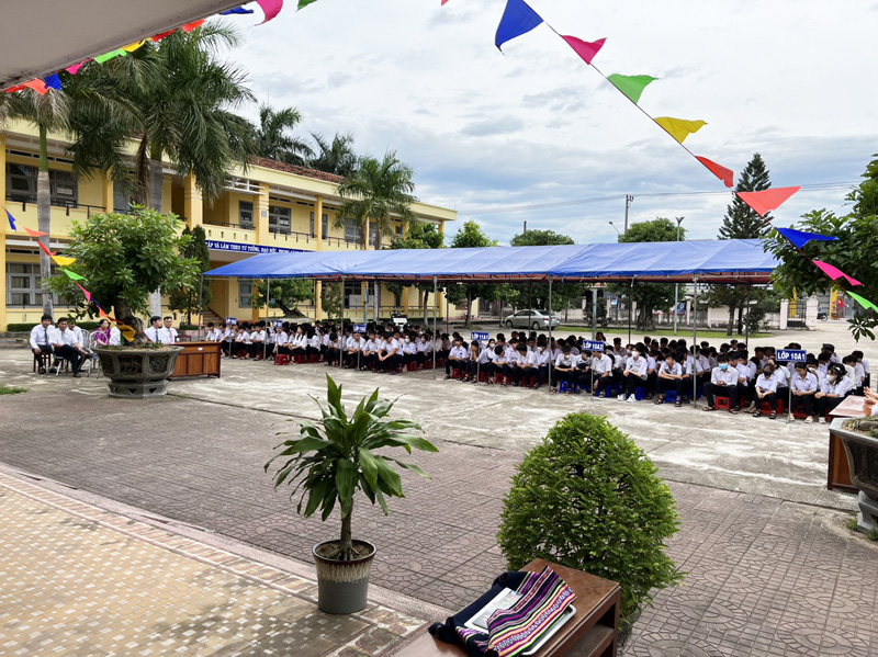 Quý đại biểu và các thầy, cô giáo trung tâm.