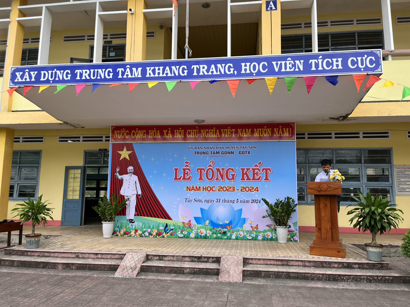 Thầy Lê Đình Vinh phát biểu báo cáo tổng kết năm học 2023-2024.