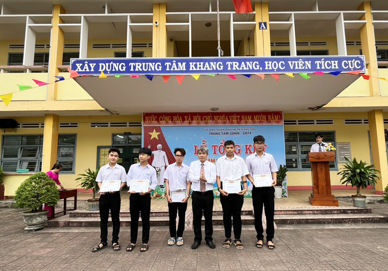 Thầy Phù Quốc Tiến trao thưởng cho các em đạt danh hiệu "Học viên Giỏi".