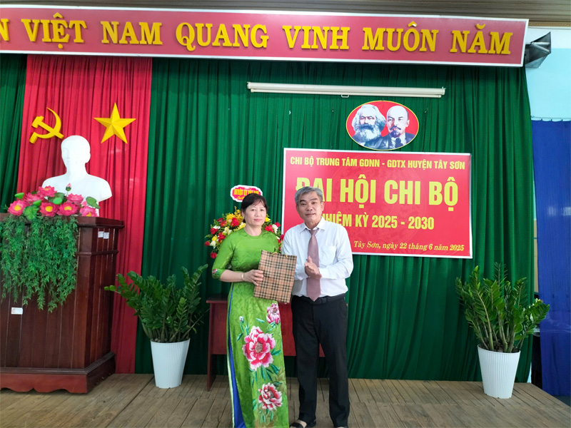 Tặng quà cho Chi ủy viên không tham gia tái cử