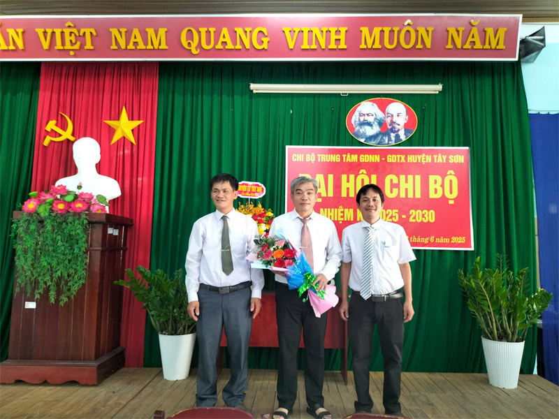 Chi ủy mới ra mắt nhận nhiệm vụ