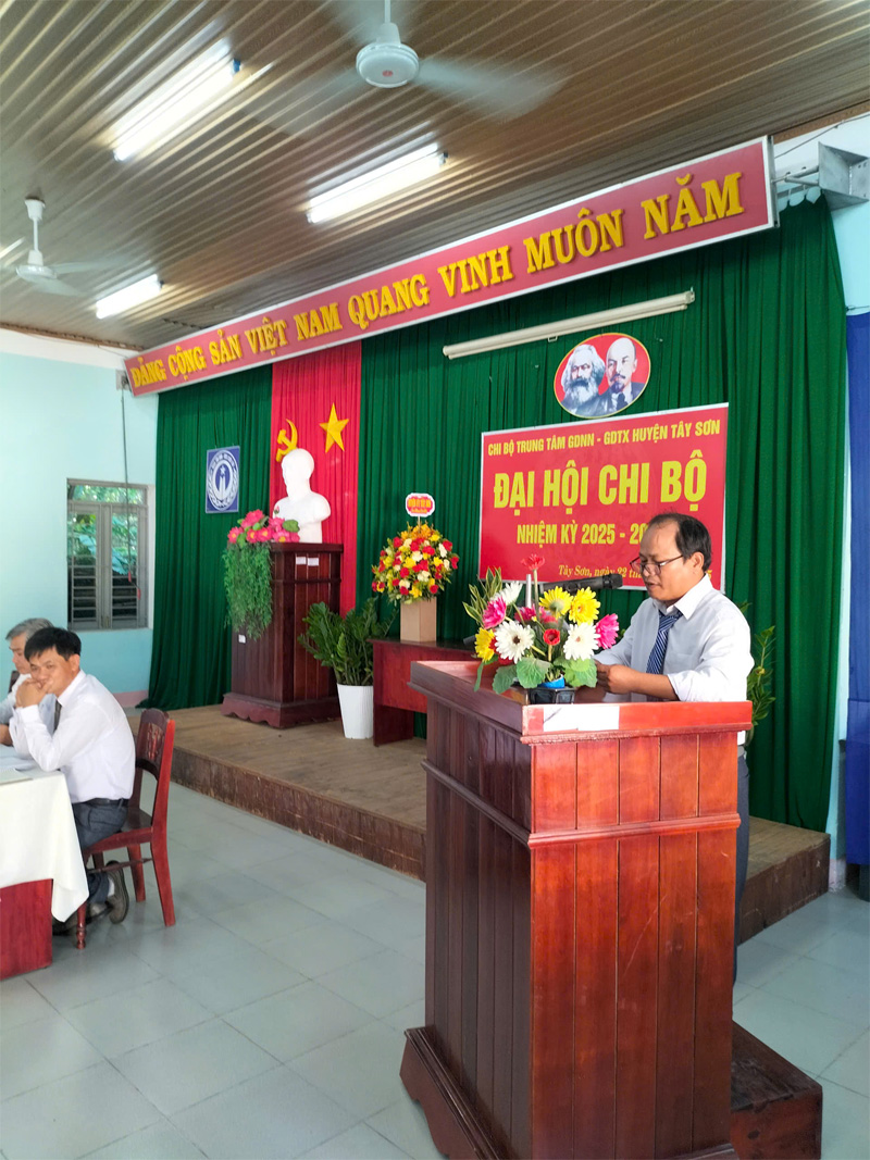 Đồng chí Đặng Trọng Thông- thư ký đại hội lên đọc Quyết nghị.