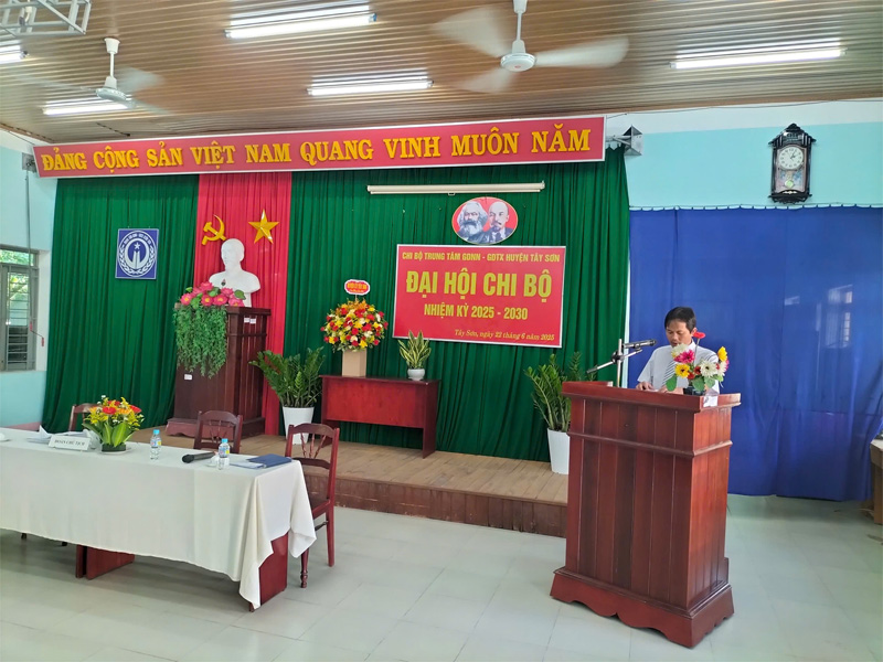 Đồng chí Nguyễn Quang Minh tuyên bố lý do, giới thiệu Đại biểu.