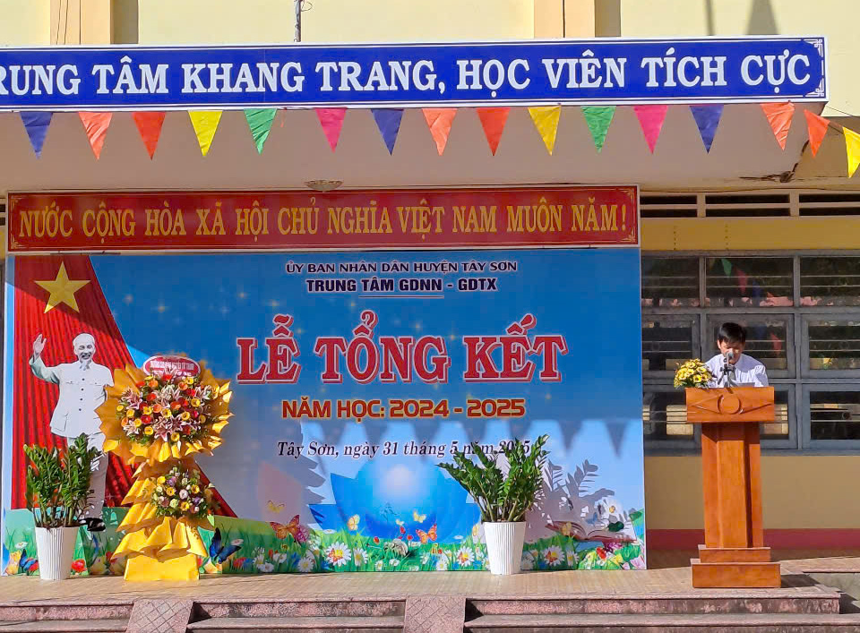 Thầy Lê Đình Vinh – Phó bí thư Chi bộ, Phó Giám đốc Trung tâm báo cáo tổng kết năm học
