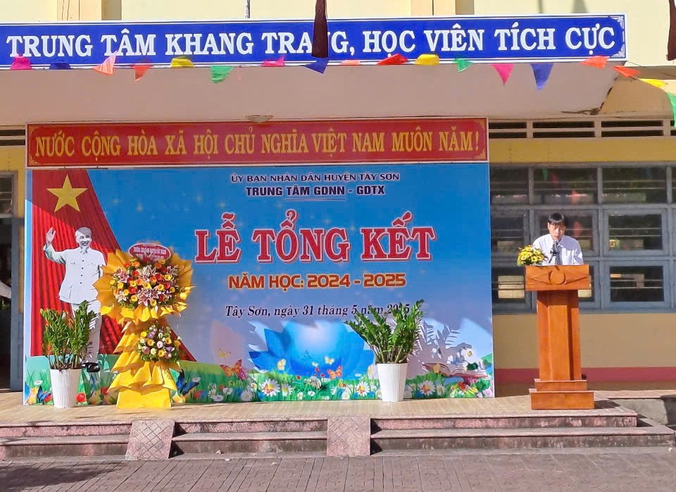 Thầy Trần Bùi Hải Long – Tổ trưởng tổ GDTX công bố quyết định khen thưởng