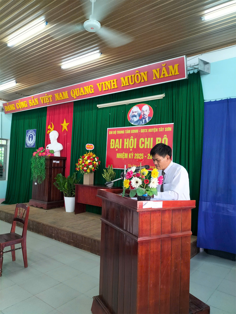 Đồng chí Lê Đình Vinh- Phó bí thư Chi bộ nhiệm kỳ 2020-2025 đọc báo cáo.