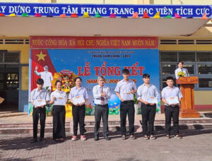 Thầy Phù Quốc Tiến –Giám đốc Trung tâm phát thưởng cho các học viên giỏi.