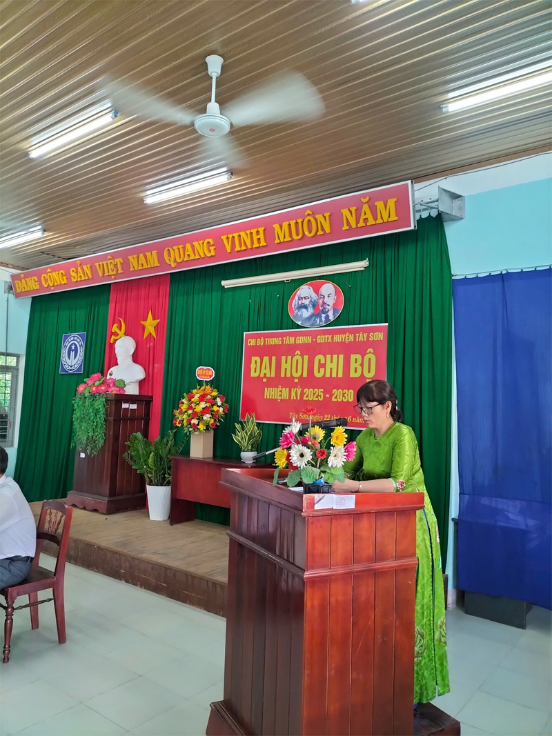 Đồng chí Trần Thị Bích Lệ- Chi ủy viên nhiệm kỳ 2020-2025 đọc báo cáo góp ý văn kiện đại hội.