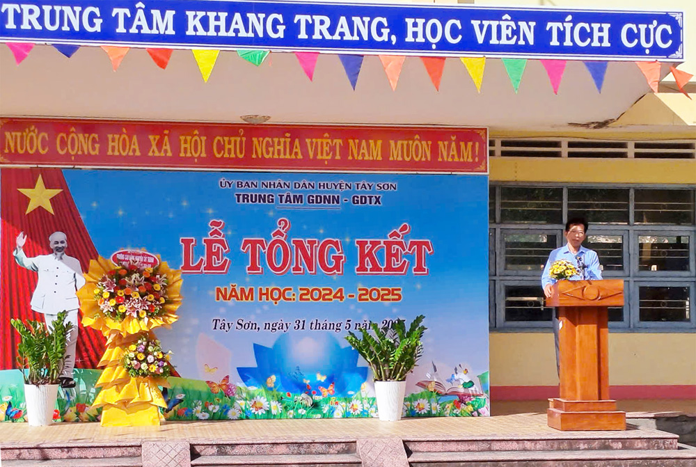 Thầy Vũ Xuân Phong – Phó hiệu trưởng Trường Cao Đẳng cơ điện, xây dựng và nông lâm Trung Bộ phát biểu