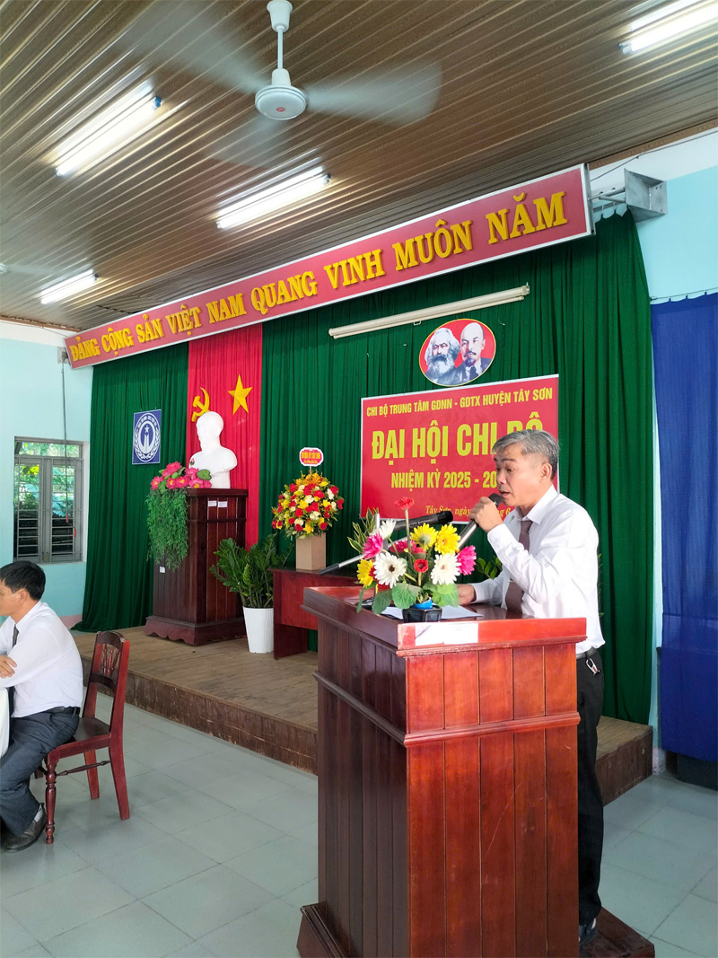 Đồng chí Phù Quốc Tiến- Bí thư chi bộ nhiệm kỳ 2020-2025 chủ trì phầm tham luận, thảo luận.