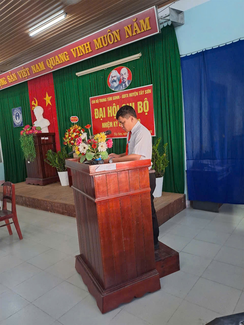 Đồng chí Lê Thế Tân đọc phần tham luận một số giải pháp nhằm phát huy vai tròcủa Tuổi trẻ trong công tác tham gia xây dựng Trung Tâm