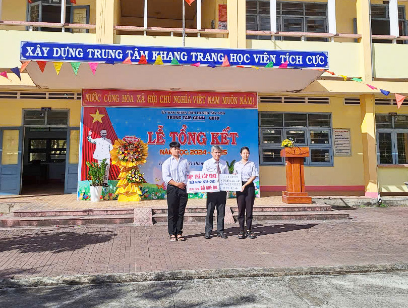 Đại diện tập thể lớp 12A1 và 12A2 tặng quà lưu niệm