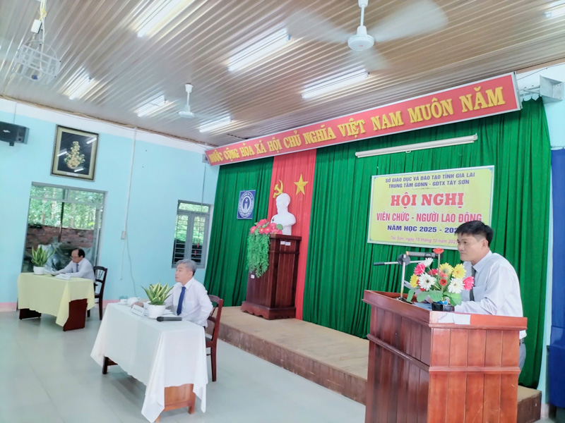 Thầy Lê Đình Vinh, Phó Bí thư Chi bộ, Phó Giám đốc trình bày báo cáo kết quả thực hiện nhiệm vụ năm học 2024-2025 và phương hướng, nhiệm vụ năm học 2025-2026