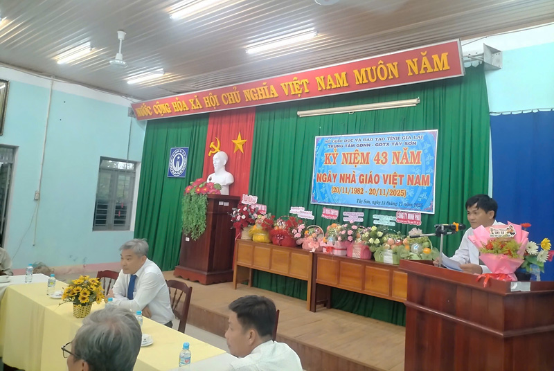 Thầy Lê Đình Vinh – Phó bí thư chi bộ, Phó Giám Đốc Trung tâm ôn lại truyền thống ngày Nhà giáo Việt Nam 20/11