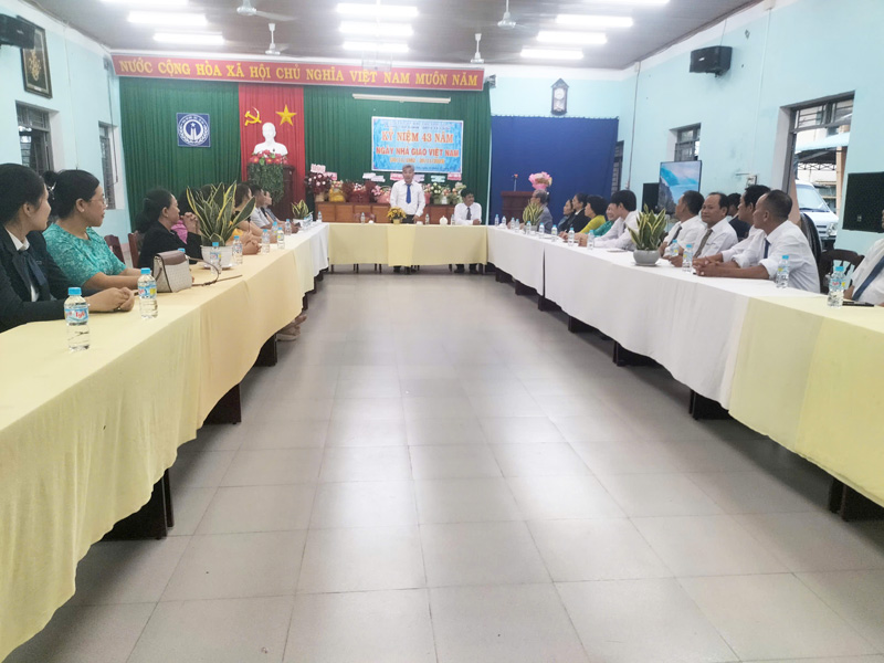 Thầy Phù Quốc Tiến – Bí thư chi bộ, Giám Đốc Trung tâm ôn lại truyền thống Trung tâm và tri ân, tặng hoa chúc mừng quý thầy cô giáo nhân ngày Nhà giáo Việt Nam