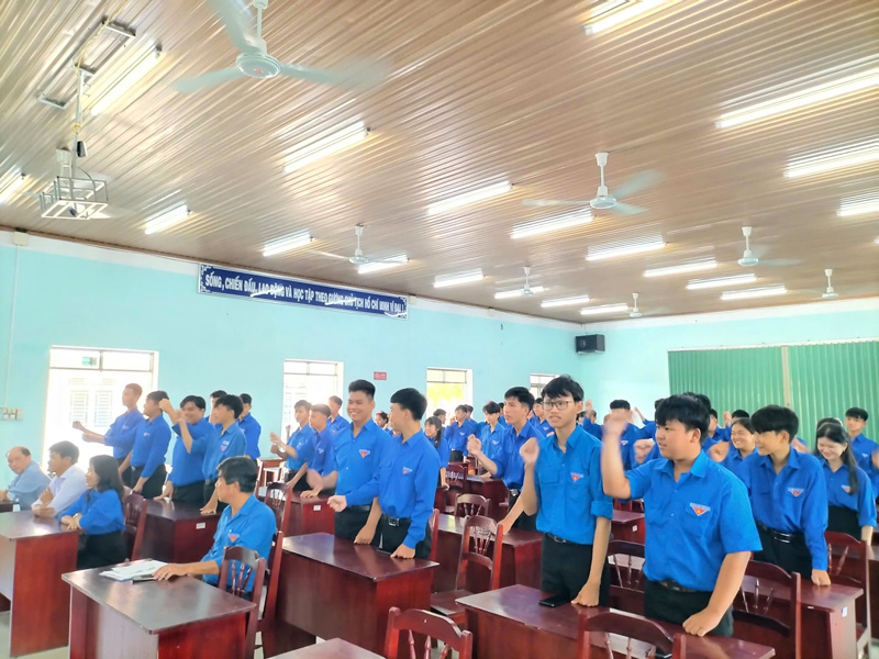 Lễ kết nạp Đoàn viên mới chào mừng ngày thành lập đoàn TNCS HCM 26/3