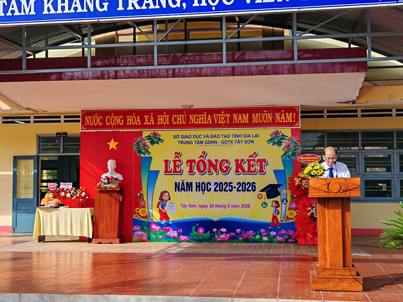 Thầy Trần Thành Thái – Phó Giám Đốc Trung tâm đọc báo cáo tổng kết năm học