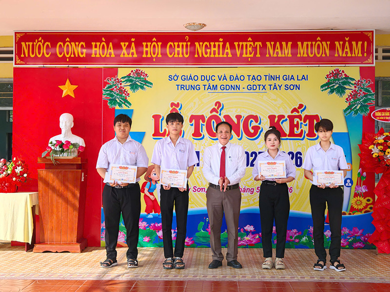 Ông Huỳnh Bá Ngọc – Phó Chủ tịch thường trực UBND xã Tây Sơn phát thưởng cho học viên giỏi