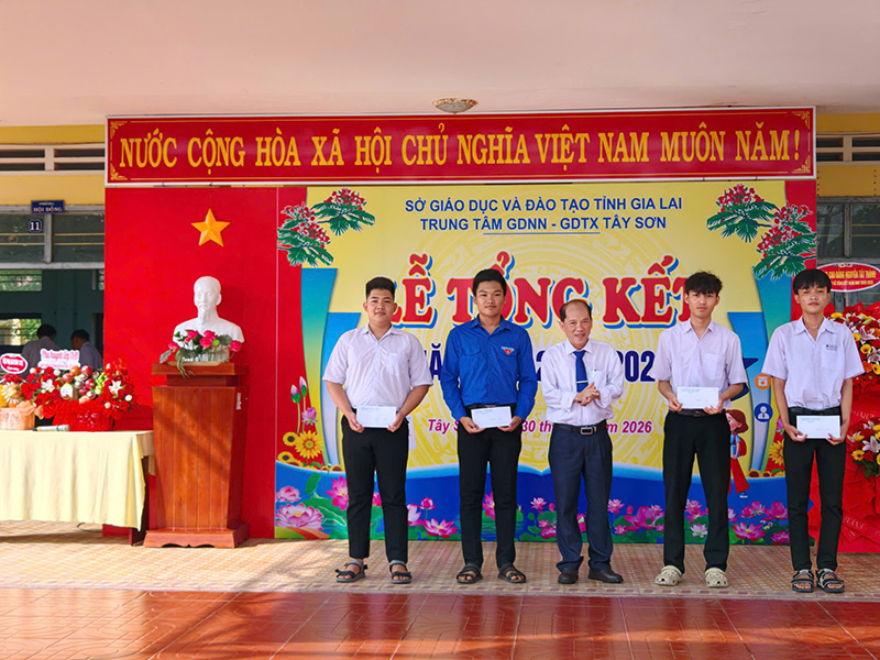 Thầy Trần Thành Thái – Phó Giám đốc Trung tâm phát thưởng cho các tập thể tiêu biểu