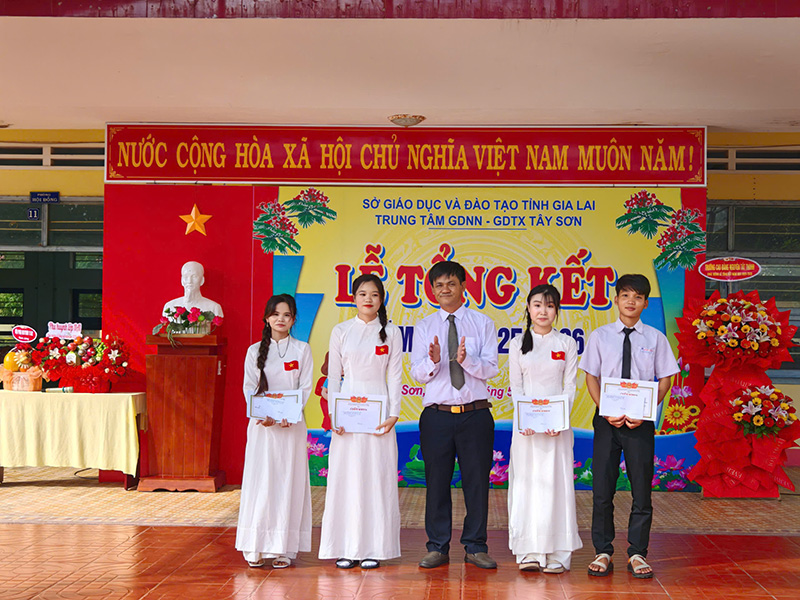 Thầy Lê Đình Vinh – Phó Giám đốc Trung tâm phát thưởng cho các cá nhân tiêu biểu trong phong trào Đoàn