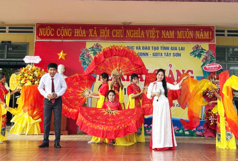 Các tiết mục văn nghệ chào mừng năm học mới.