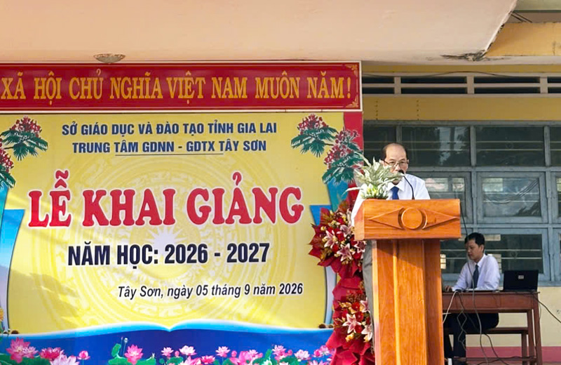 Thầy Trần Thành Thái – Phó Giám đốc Trung tâm phát biểu chào mừng học viên lớp 10.