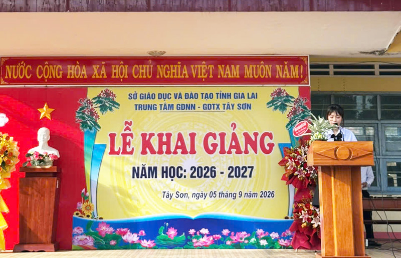 Đại diện học viên lớp 10, em Lê Yến Nhi phát biểu cảm tưởng và hứa quyết tâm trong năm học mới.