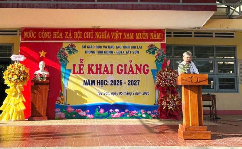 Thầy Phù Quốc Tiến – Giám đốc Trung tâm phát biểu khai giảng năm học 2026–2027.