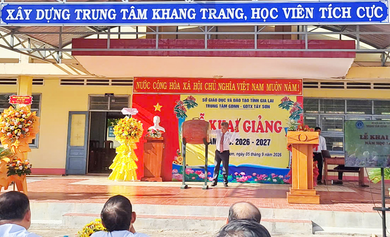 Thầy Phù Quốc Tiến – Giám đốc Trung tâm đánh trống khai giảng trường năm học 2026–2027.