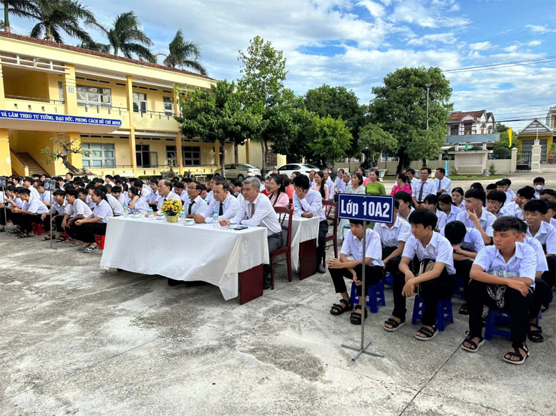 Các đại biểu, cán bộ, giáo viên và học viên tham dự Lễ khai giảng.