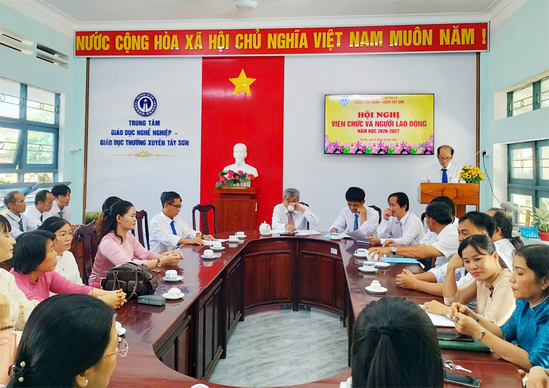 Đồng chí Trần Thành Thái báo cáo tình hình thực hiện nhiệm vụ và nghị quyết năm học 2025-2026 và phương hướng, nhiệm vụ, chỉ tiêu, giải pháp năm học 2026-2027;