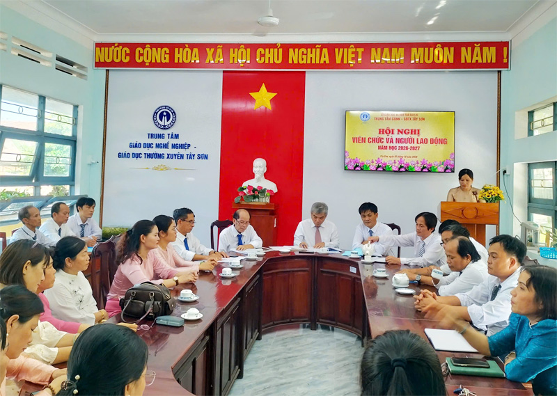 Đồng chí Nguyễn Thị Mỹ Xuân báo cáo Tài chính.